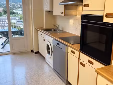 f3 à l'année 60m2 parking grenier montée st jean