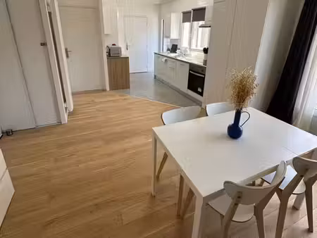 t2 rénové 52 m² – balcon  loggia et parking – nantes - non meublé
