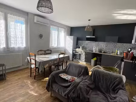 f3 climatisé en rez de chaussée avec un garage