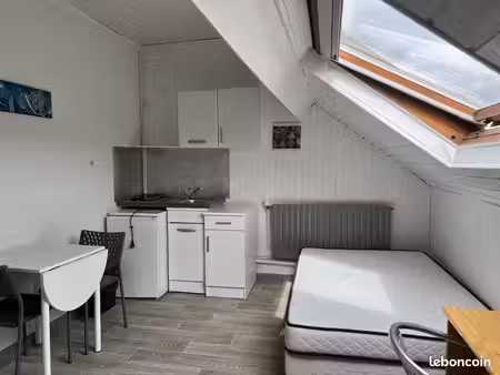 appartement meublé en soupente  calme et idéalement situé à deux pas de la faculté de droi