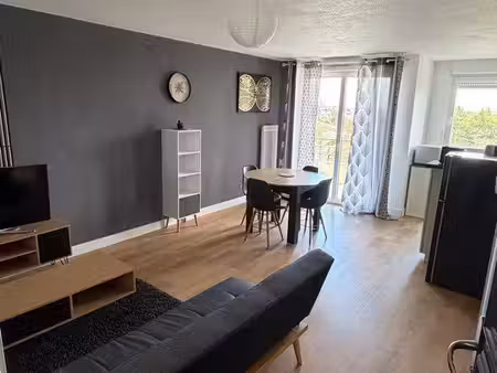 à louer – t2 meublé de 50 m² avec balcon  piscine et parking – secteur angoulême