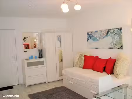 studio meublé avec grande terrasse à côté du rer