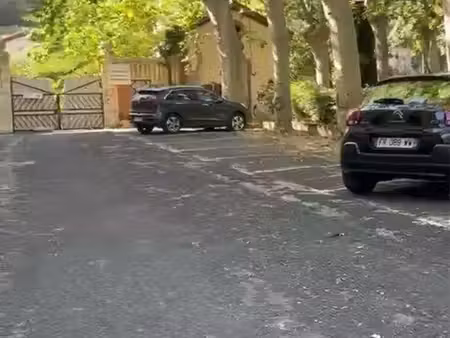 place de parking extérieur