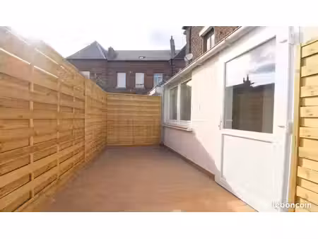petite maison de ville avec une terrasse