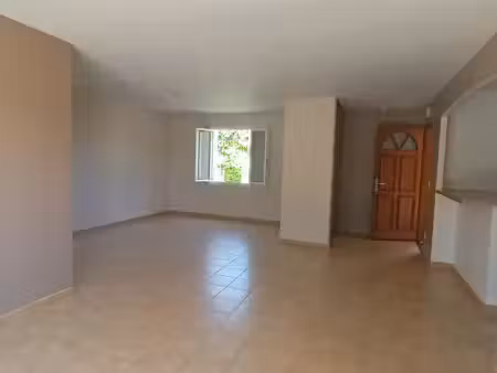 loue à l'année maison 100m2