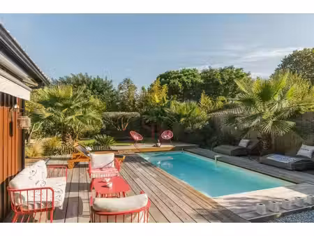villa de luxe à vendre dans le quartier aiguillon-port