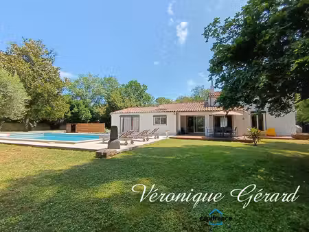 maison familiale et lumineuse 4 chambres avec piscine et jardin entierement clos