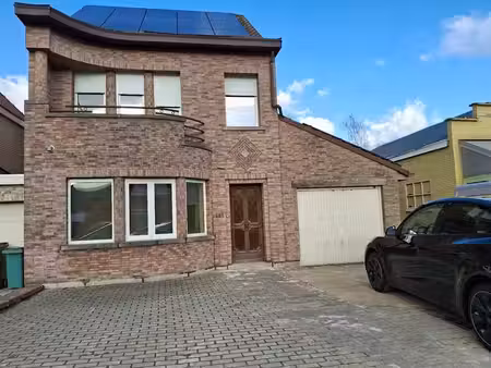 maison moderne trois façades avec jardin près de malines