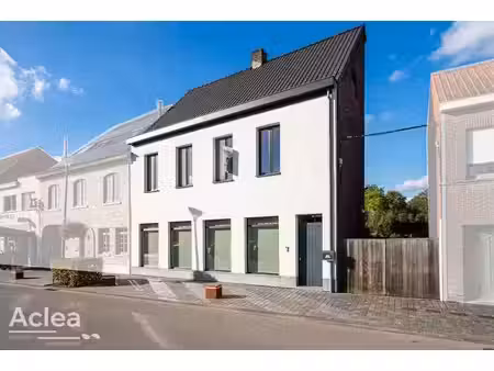 uitzonderlijk ruime eigendom in het centrum van kaprijke
