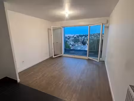 t2 récent plein sud avec balcon  vue dégagée et parking  limite sceaux