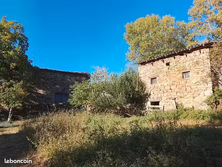 ensemble de fermes en pierre à rénover