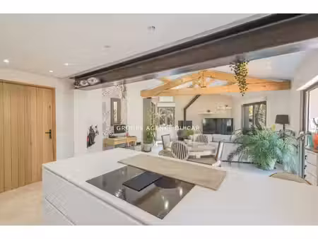 villa de luxe à vendre dans le quartier aiguebonne