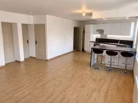 appartement rénové 62 m² – chambre + bureau – parking