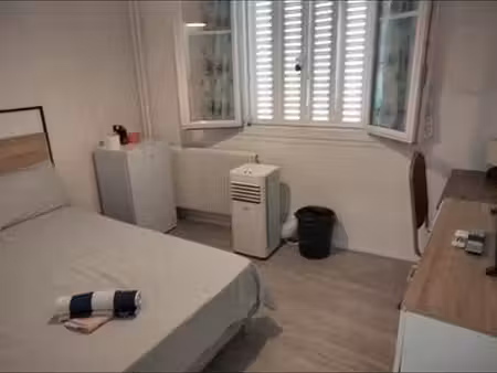 chambre meuble étudiant avec frigo et tv