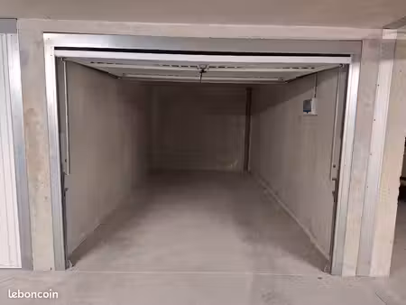 garage/garde meuble à louer