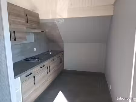 grand studio avec mezzanine  climatisation  proche transports et toutes commodités