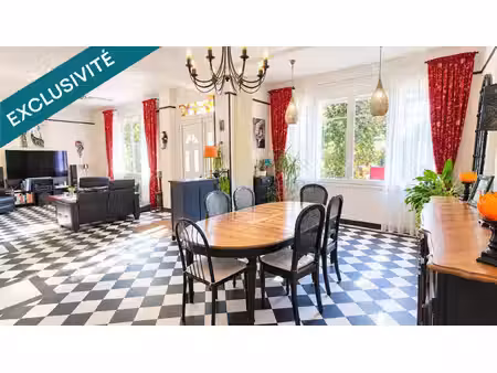 maison individuelle 5 chambres avec jardin paysagé  sur sous-sol complet.