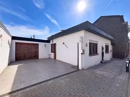 bungalow rénové 2/3 chambres avec terrasse et garage.