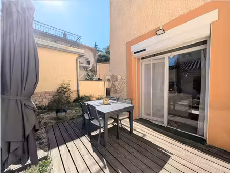 appartement rénové avec terrasse  grande cour privative et s