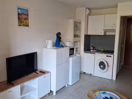 loue studio meublé a l'année à la faviere