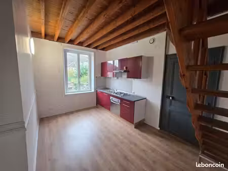 revin - appartement f3 en triplex avec jardinet et cuisine équipée