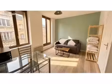 studio 20 m² refait à neuf – vue hôtel de ville – tout équipé  lave-linge & fibre