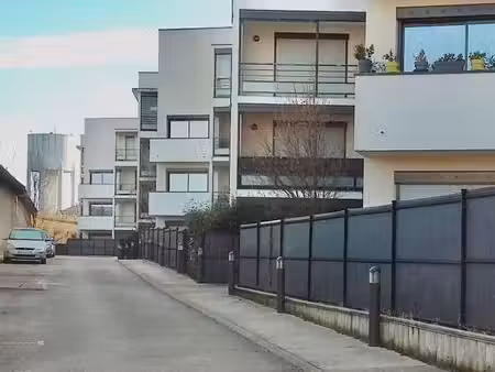 beau t2   50 m2  centre rillieux dans résidence sécurisée