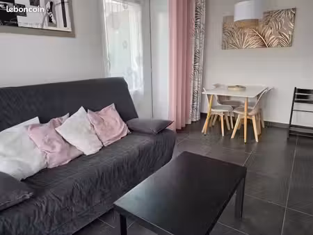 t2 meublé 44 m² avec place de parking