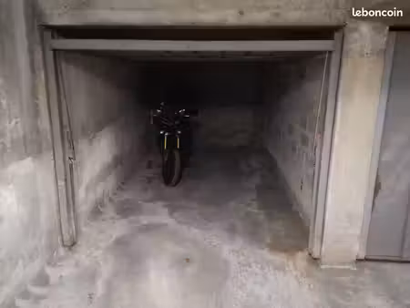 place 2 roues dans box fermé