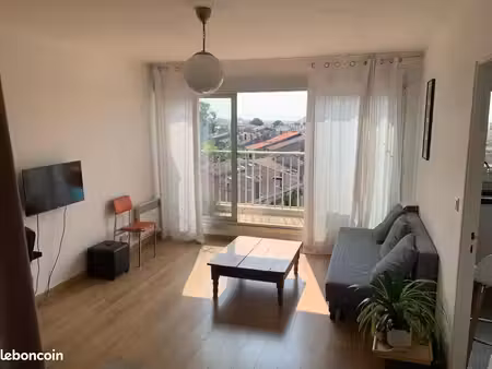 t2 meublé 45 m²  vue exceptionnelle  2 balcons  parking – bordeaux