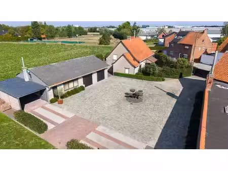 landelijk gelegen woning met magazijn en aparte studio