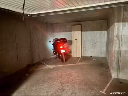 emplacements moto dans un box fermé et sécurisé