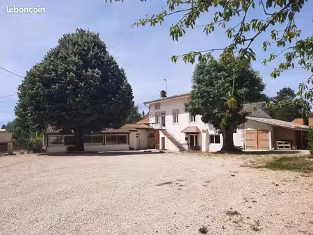 bâtiment avec locaux d’activité de 175 m² et appartement de 125 m²