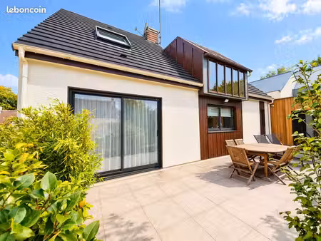 une maison où la lumière  le bois et le jardin donnent envie de s’installer