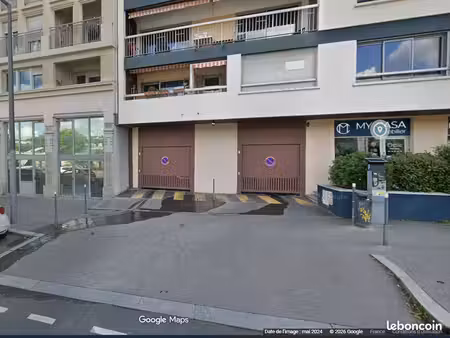 vend grand garage box fermé quai gillet lyon 4