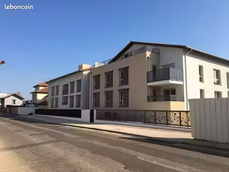 garage à louer 1 voiture - résidence fermée centre ville brignais - accès gare sncf et tcl