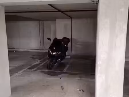 lot de 3 places de parking moto ultra-sécurisées