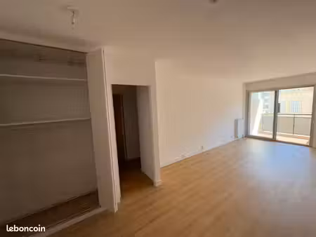 t3 de 58m2 avec extérieur baille / castellane