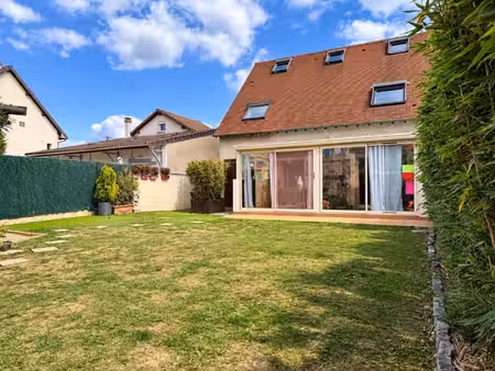 maison de 136 m²  en bon état    idéalement située
