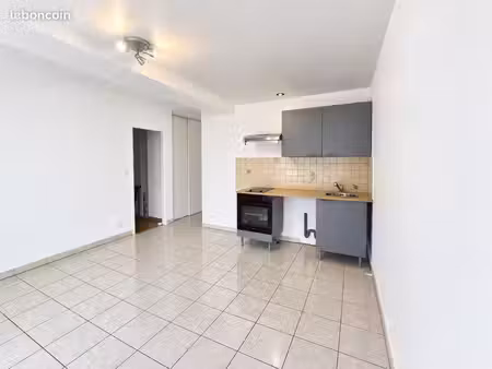 t2 de 32 m² en plein centre de saint-martin-en-haut