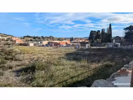 [620 m2] terrain constructible proche bord de mer au cœur d'un village médiéval entre narb