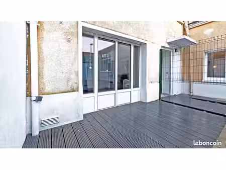 studio meublé totalement renove 16m2 sur terrasse privative 8m2