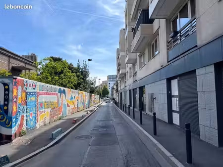 à saisir : murs d’un local commercial de 58 m² avec place de parking en sous-sol