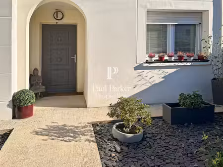 elegante maison familiale avec une verrière   un jardin ensoleillée sans vis à vis et gara