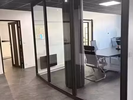 110m² (5 bureaux + 1 salle de réunion)