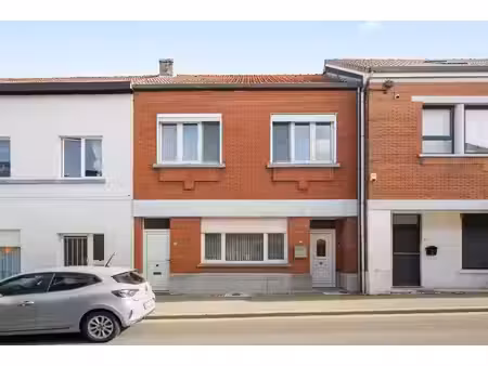 te renoveren woning met 3 slaapkamers  garage en nabij voorzieningen