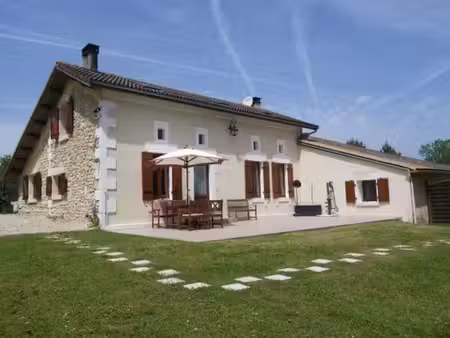 belle maison en pierre  divisée n 3  avec une piscine  grange et grand jardin