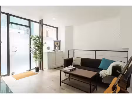 local commercial avec un esprit loft à deux pas du canal-saint-martin (paris xe)