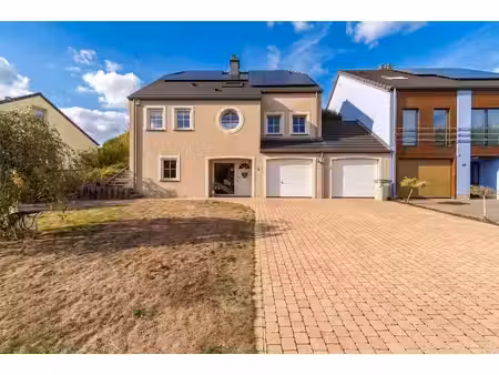 villa avec piscine chauffée dans un quartier prisé à vendre