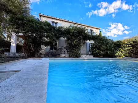 maison familiale avec piscine dans un écrin de verdure